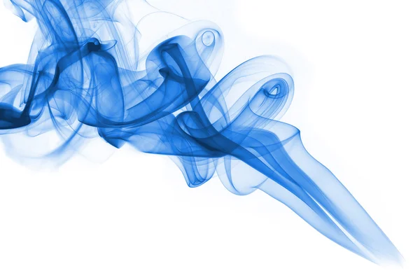 Голубой дым на белом фоне — стоковое фото