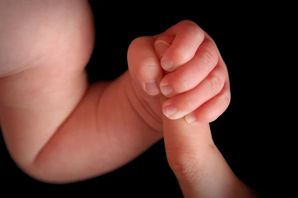 Recién nacido sosteniendo el dedo de la madre — Foto de Stock
