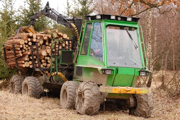 Träd log hydrauliska manipulator - traktor Stockbild