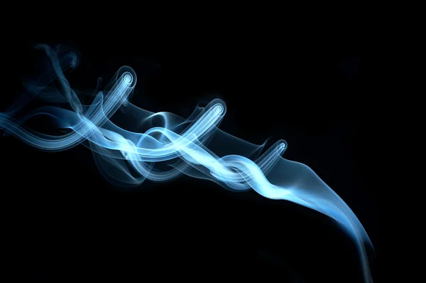 Fumée bleue sur fond noir Image En Vente