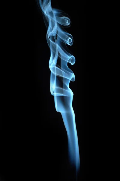 Fumo blu su sfondo nero Foto Stock