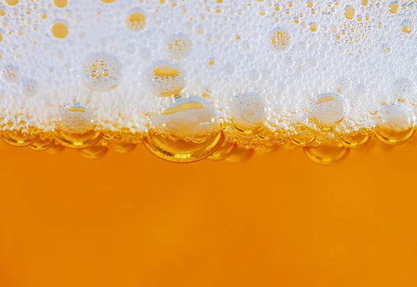 Feche as bolhas em um copo de cerveja — Fotografia de Stock