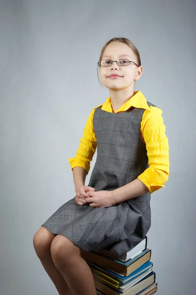 Маленька дівчинка з книгами та окулярами — стокове фото