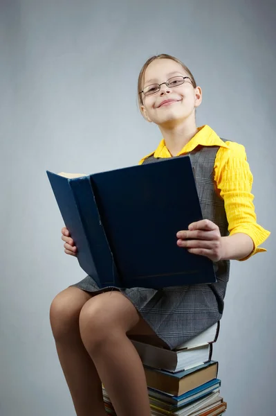 Menina com livros e óculos — Fotografia de Stock
