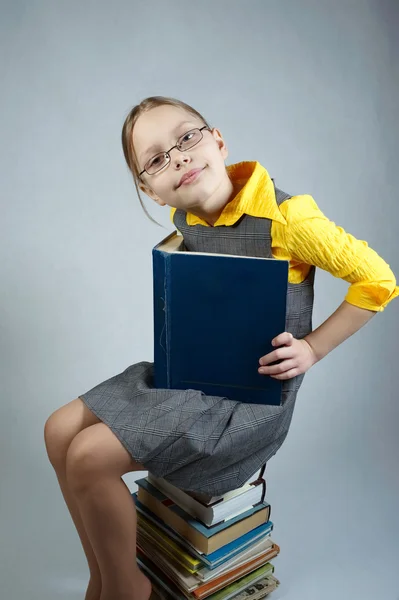 Kitap ve gözlük ile küçük kız — Stok fotoğraf