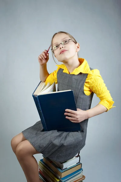 Petite fille avec livres et lunettes — Photo