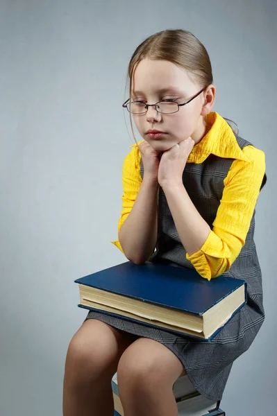 Kleines Mädchen mit Büchern und Brille — Stockfoto