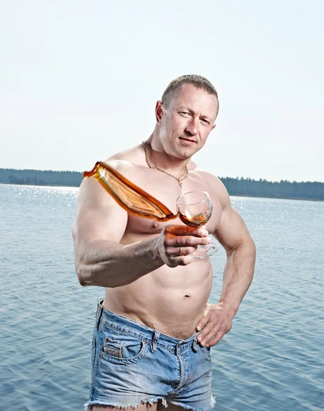 Homem muscular com vidro — Fotografia de Stock