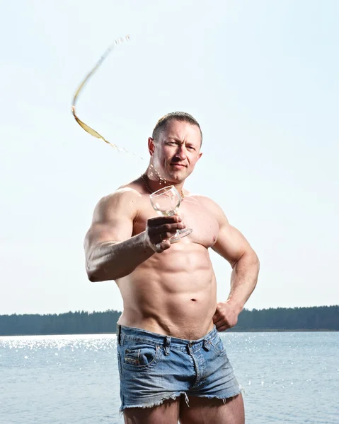 Hombre musculoso con vidrio — Foto de Stock
