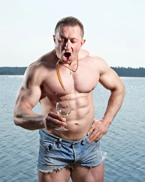 Muscular man with glass — Stock Photo, Image
