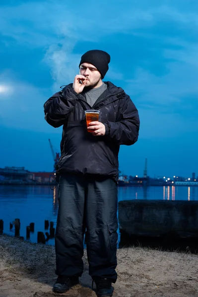 抽烟、 喝酒的男人 — 图库照片