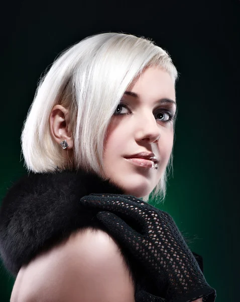 Porträtt av attraktiv ung blond skönhet — Stockfoto
