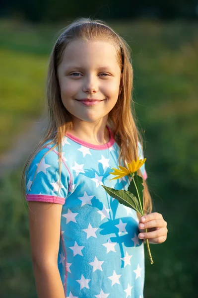 微笑与黄色花的小女孩 — 图库照片