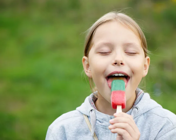 かわいいブロンド女の子アイスクリームを食べる — ストック写真