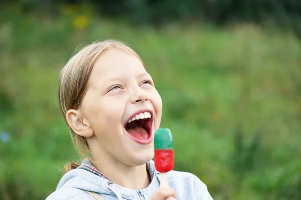 Sevimli küçük sarışın kız dondurma ile gülüyor — Stok fotoğraf