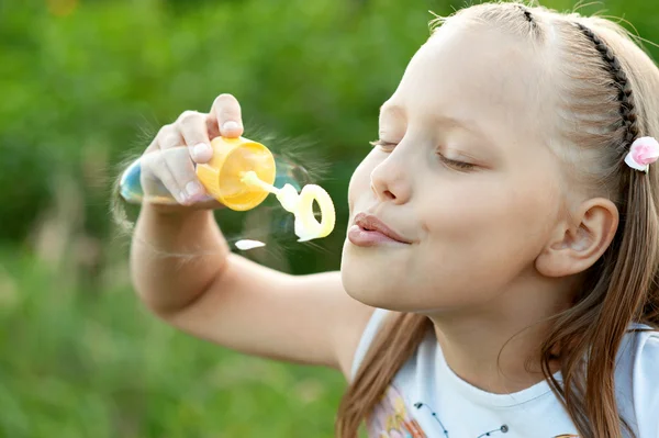 Bambina soffiando bolle — Foto Stock