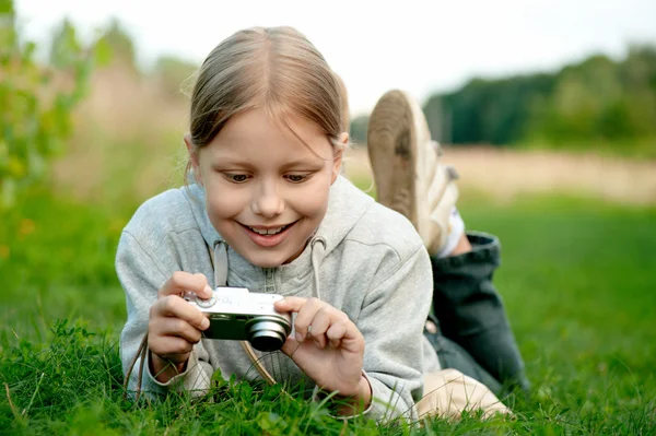 Portret van schattig klein meisje met digitale camera — Stockfoto