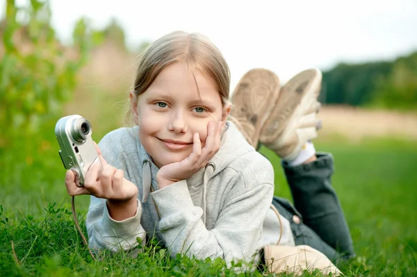 Portret van schattig klein meisje met digitale camera — Stockfoto