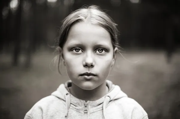 Черно-белый портрет уставшей маленькой девочки с грустными глазами — стоковое фото