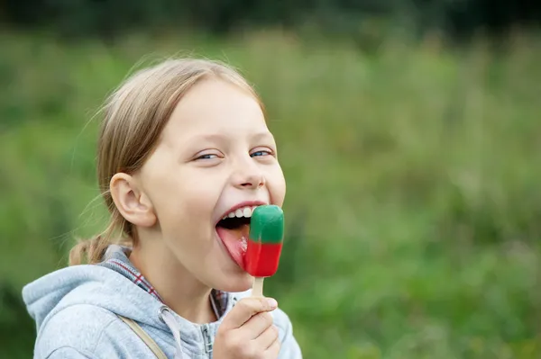 Linda risita niña rubia con helado — Foto de Stock