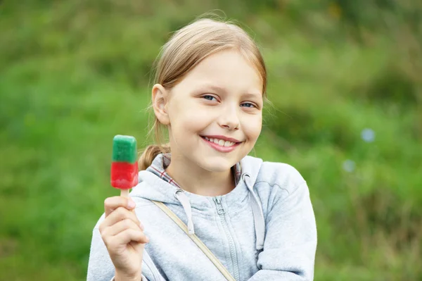 Χαριτωμένο αστείο ξανθό κοριτσάκι με παγωτό — Φωτογραφία Αρχείου