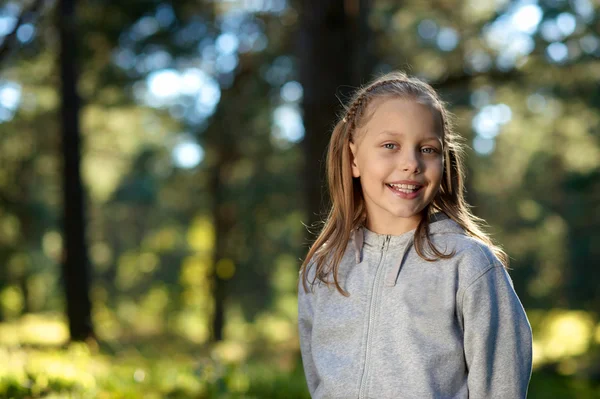 Attraktiva porträtt av leende liten flicka — Stockfoto