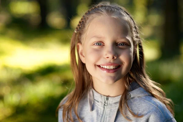 Portret atractiv al fetiței zâmbitoare — Fotografie, imagine de stoc