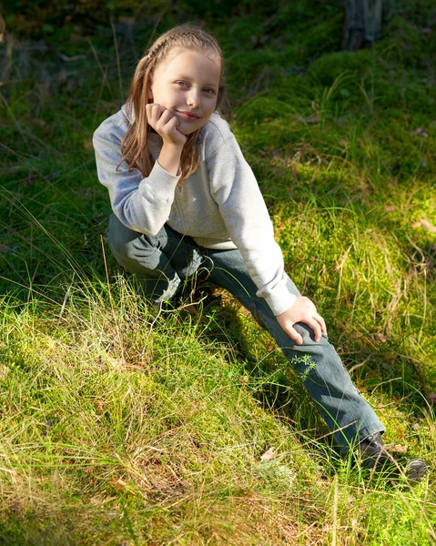 Aantrekkelijk portret van lachende meisje — Stockfoto