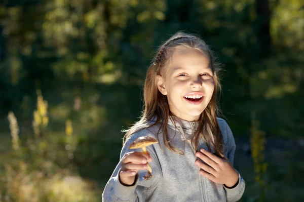 Привлекательный портрет улыбающейся маленькой девочки — стоковое фото