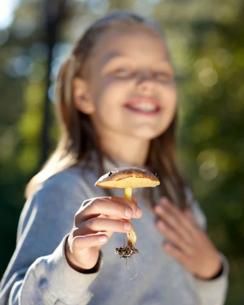Привлекательный портрет улыбающейся маленькой девочки — стоковое фото