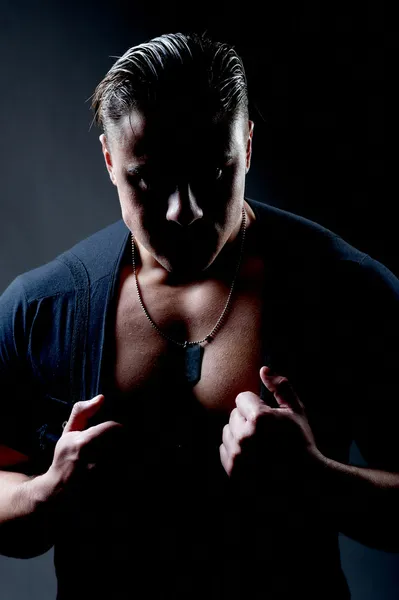Портрет мускулистого молодого человека с темным лицом — стоковое фото