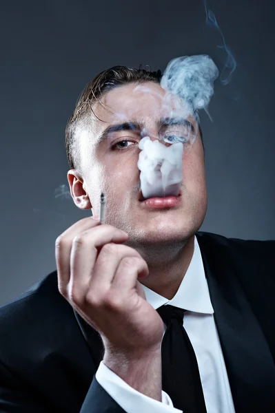 Yakışıklı genç sigara içen — Stok fotoğraf