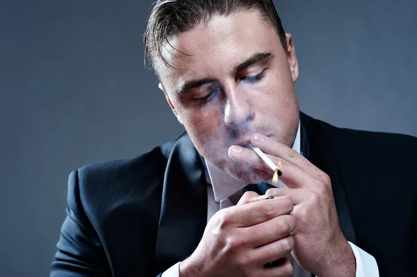 Handsome young smoker — Stock Photo, Image