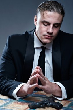 hayal kırıklığına uğramış genç adam kıyafetli intihar için hazırlanıyor. siyah tüfek