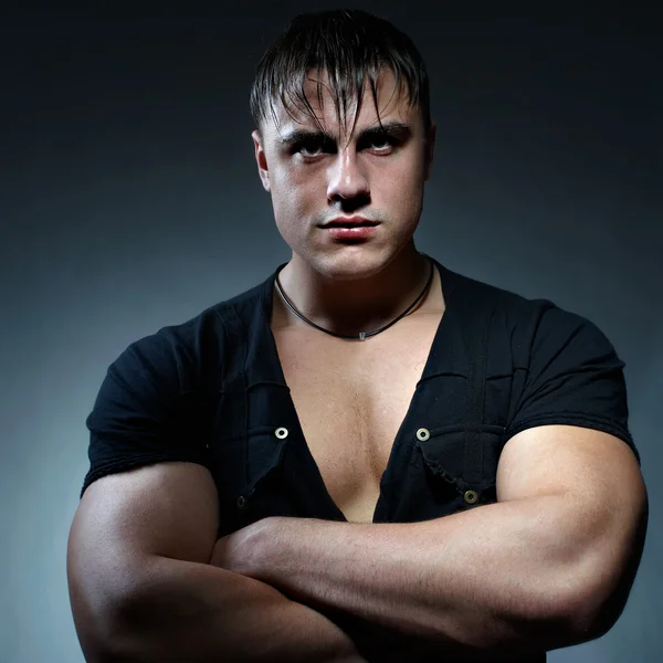 Портрет красивого мускулистого молодого человека — стоковое фото