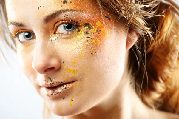 Närbild porträtt av vacker ung kvinna med glamour makeup — Stockfoto