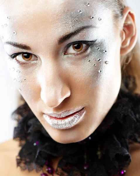 Closeup portret van mooie jonge vrouw met glamour make-up — Stockfoto