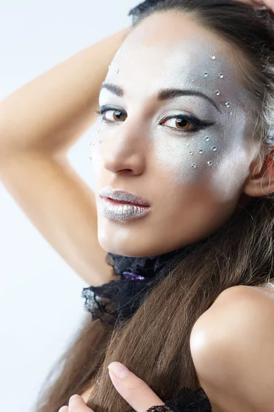 Retrato de cerca de una hermosa joven con maquillaje glamuroso — Foto de Stock
