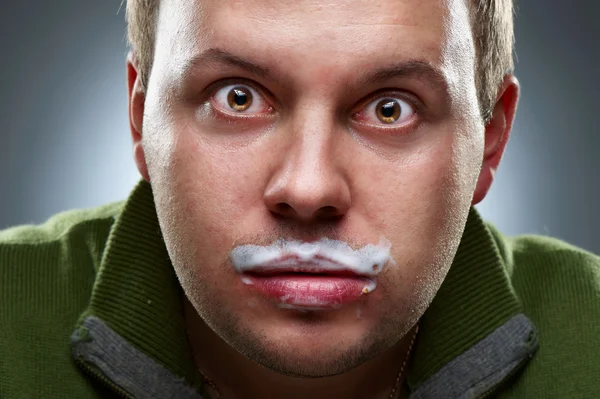 Portrait rapproché d'un homme drôle. Traces de yaourt sur ses lèvres — Photo