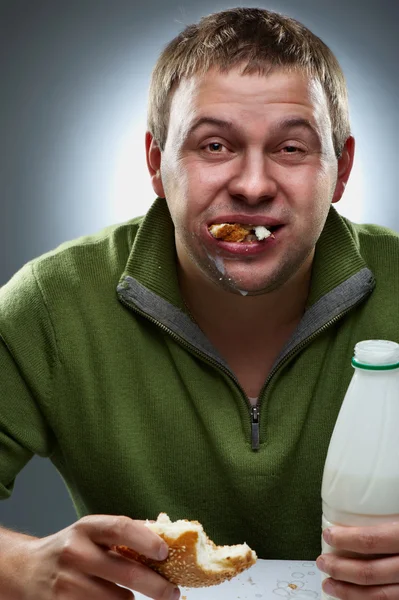 Homem faminto com a boca cheia de pão — Fotografia de Stock
