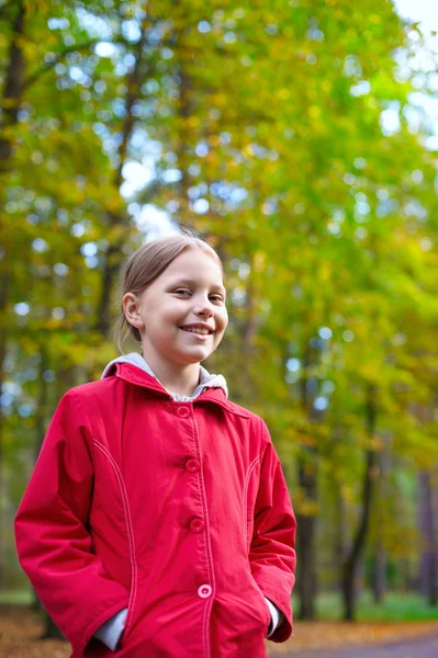 Открытый портрет улыбающейся маленькой девочки — стоковое фото