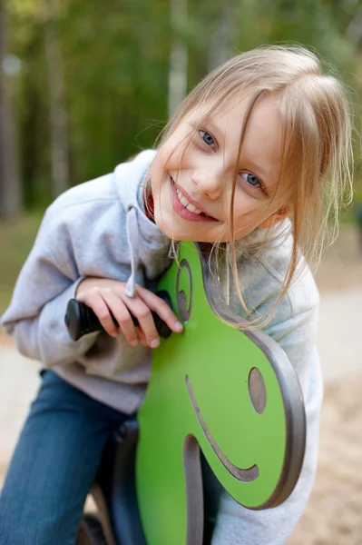 Retrato ao ar livre de menina sorridente — Fotografia de Stock