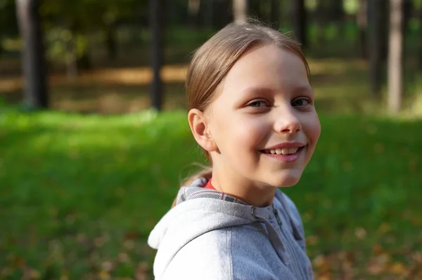 Außenporträt eines lächelnden kleinen Mädchens — Stockfoto