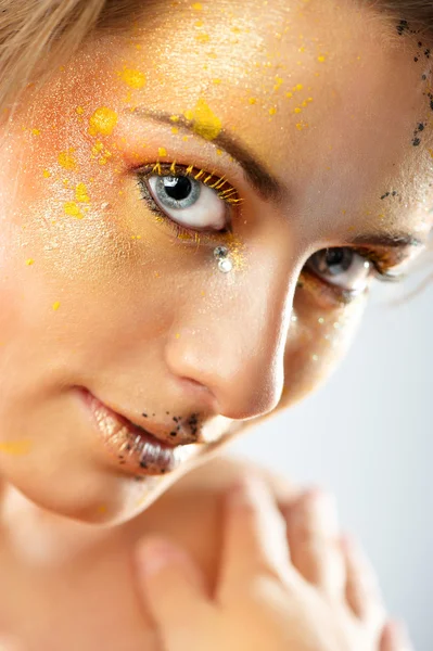 Retrato de close-up de bela jovem com maquiagem glamour — Fotografia de Stock