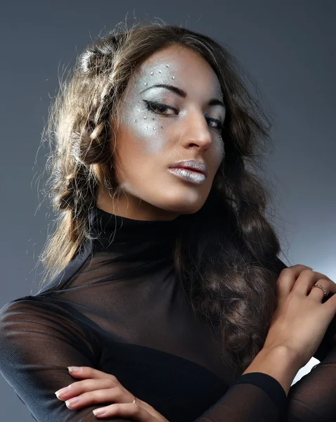 Portret van mooie jonge vrouw met glamour make-up op donkere ba — Stockfoto