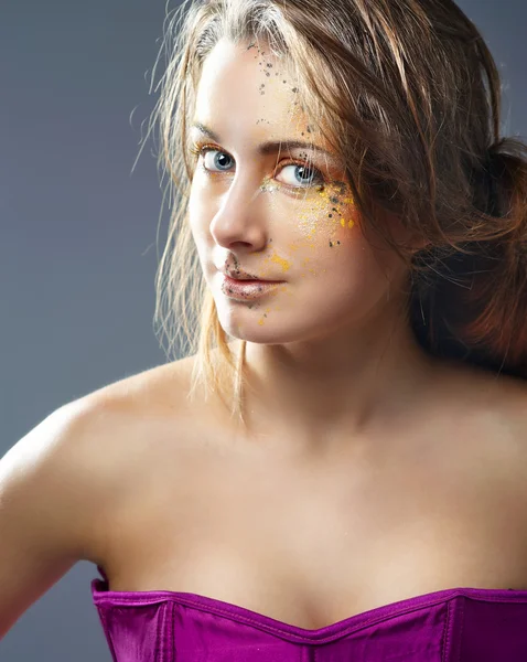 Porträtt av vacker ung kvinna med glamour makeup — Stockfoto