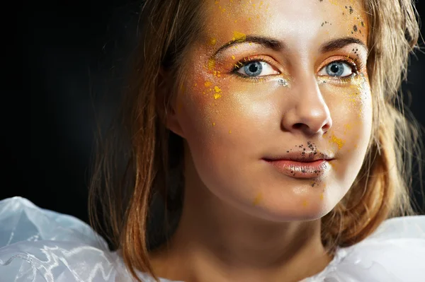 Portret van mooie jonge vrouw met glamour make-up op donkere ba — Stockfoto