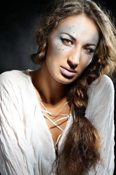 Retrato de una hermosa joven con maquillaje de glamour en ba oscura —  Fotos de Stock