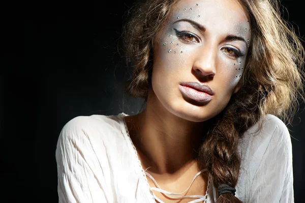 Портрет красивой молодой женщины с гламурным макияжем на темной ба — стоковое фото