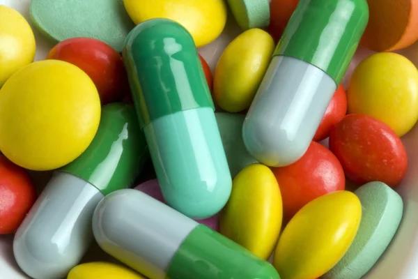 Nahaufnahme bunte Pillen und Tabletten — Stockfoto